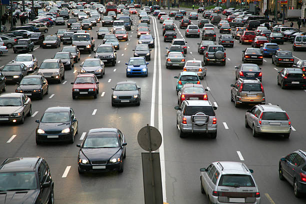 muitos carros na estrada - multiple lane highway imagens e fotografias de stock