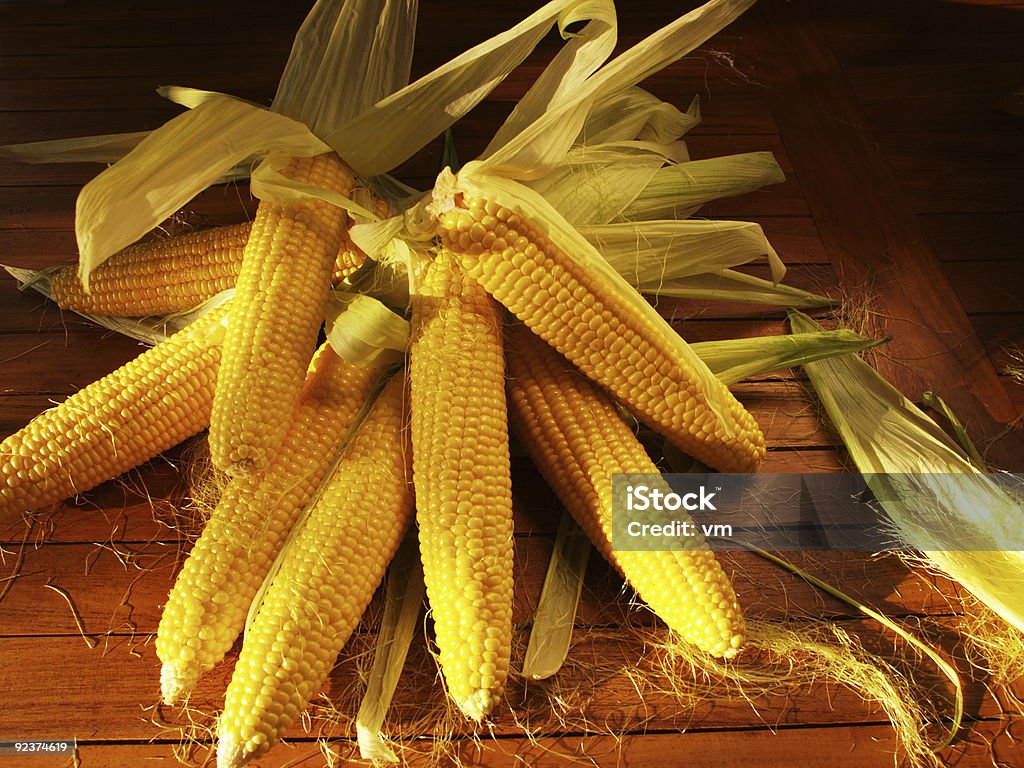 Świeża kukurydza - Zbiór zdjęć royalty-free (Bez ludzi)