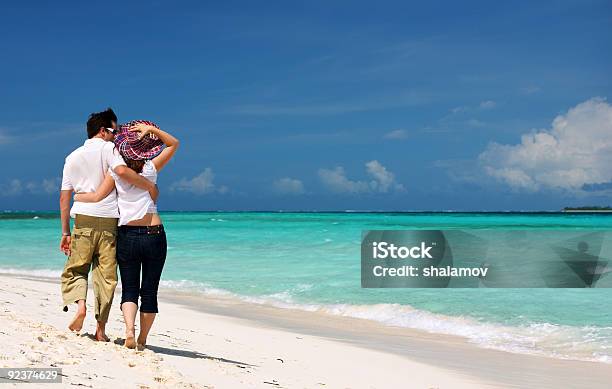 ハネムーンのビーチのカップル - 2人のストックフォトや画像を多数ご用意 - 2人, カップル, カラー画像