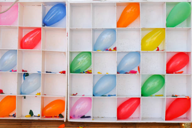 galería de tiro de dardos con globos de colores en el festival tailandés - rubber dart fotografías e imágenes de stock