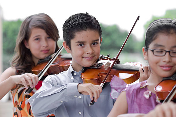 музыка три - latin american and hispanic ethnicity child violin music стоковые фото и изображения
