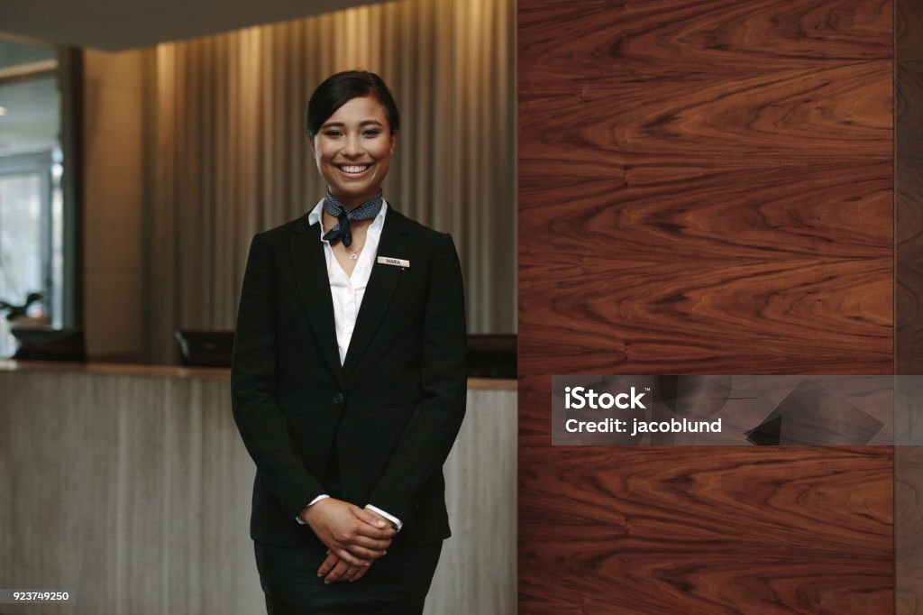 Receptionist femminile che lavora in hotel - Foto stock royalty-free di Albergo