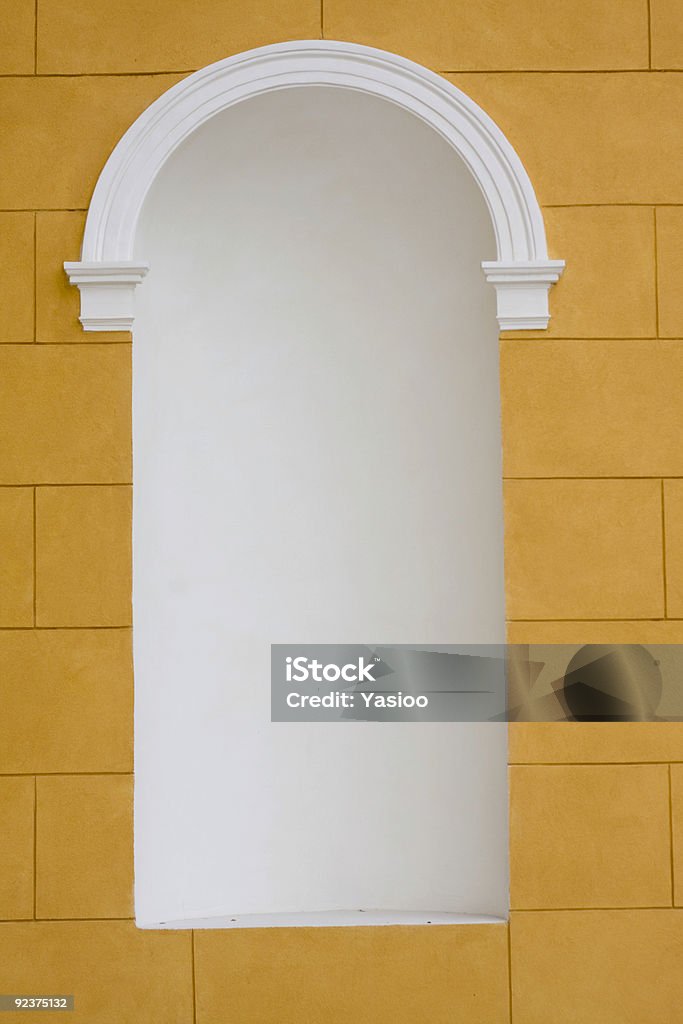 Белый зал с персик стена - Стоковые фото Абстрактный роялти-фри