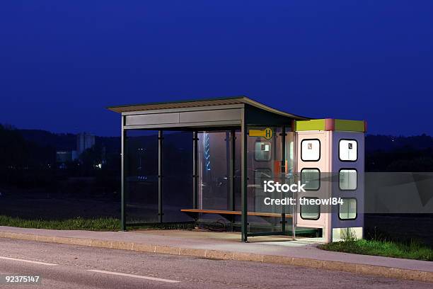 Busstop W Nocy - zdjęcia stockowe i więcej obrazów Noc - Noc, Przystanek autobusowy, Dworzec autobusowy