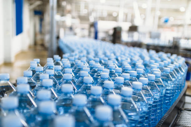 фабрика по розливу воды - water bottle plastic bottle bottling plant стоковые фото и изображения