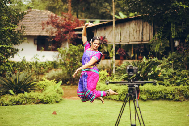 classical dancer making diy - traditional culture asia indigenous culture india imagens e fotografias de stock