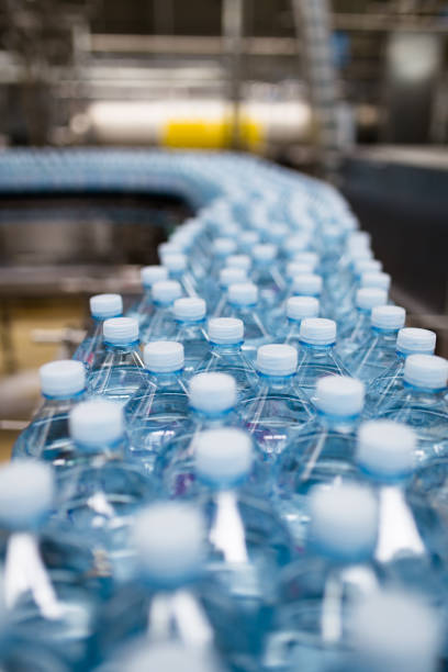 istock Water bottling factory 923754034