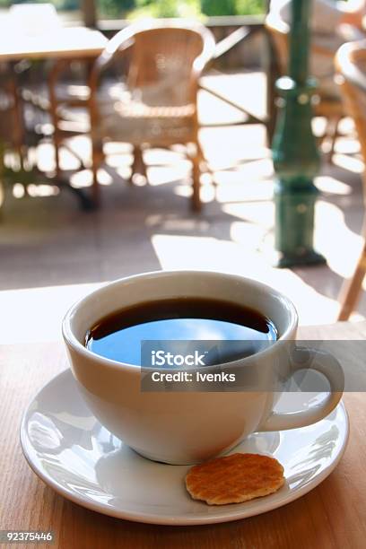 Foto de Black Xícara De Café Com Biscoito E Fundo De Café Da Manhã e mais fotos de stock de Atividades de Fins de Semana