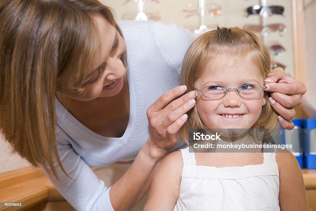 Mulher tentando óculos em jovem - Foto de stock de 40-49 anos royalty-free