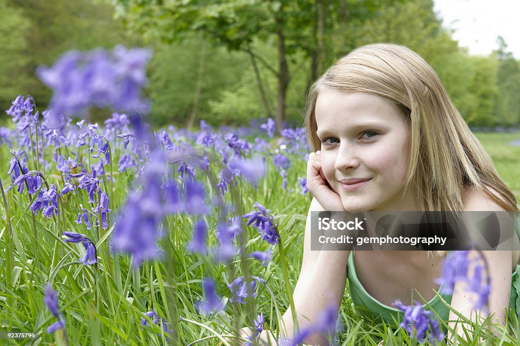 Criança e bluebells - Royalty-free Adolescente Foto de stock