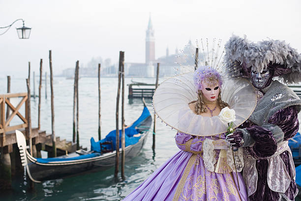 par de máscaras de belleza y el sujeto en venecia (xxl - couple performer people venice italy fotografías e imágenes de stock