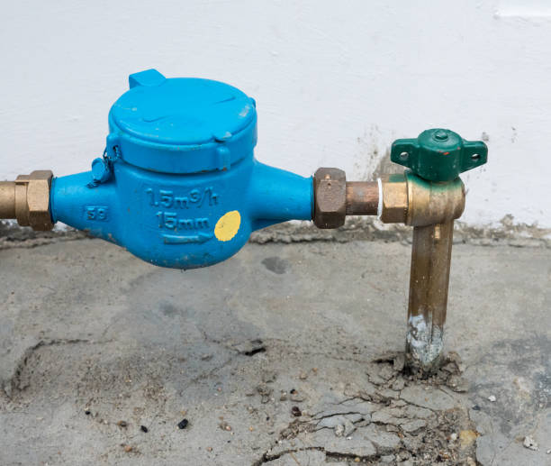 新しい水道メーターのクローズ アップ。 - plumbing supplies ストックフォトと画像