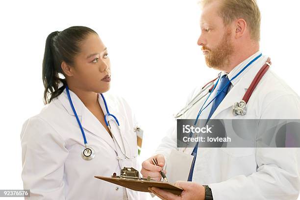 2 담당 의사들이 논의 간호사에 대한 스톡 사진 및 기타 이미지 - 간호사, 건강관리와 의술, 남성