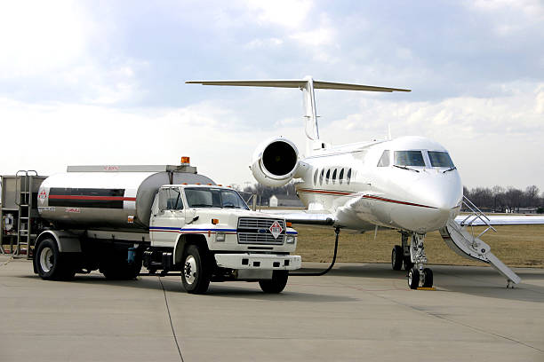 給油ビジネス自家用機 - fuel and power generation air vehicle repairing airplane ストックフォトと画像