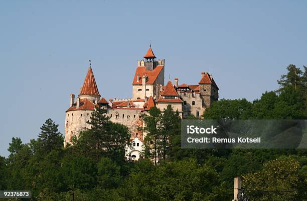 Draculas Schloss Stockfoto und mehr Bilder von Blau - Blau, Farbbild, Fels