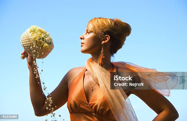 빨간 머리 여자아이 함께 아름다운 장미 꽃 건강한 생활방식에 대한 스톡 사진 및 기타 이미지 - 건강한 생활방식, 결혼식, 공휴일