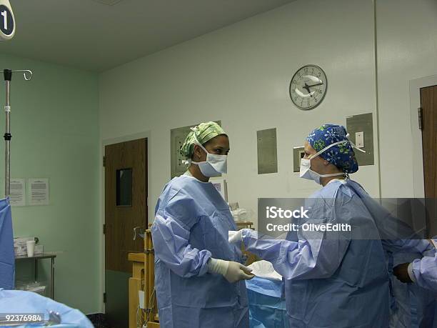 Nakładaniem Się - zdjęcia stockowe i więcej obrazów Suknia wieczorowa - Suknia wieczorowa, Operacja chirurgiczna, Chirurg