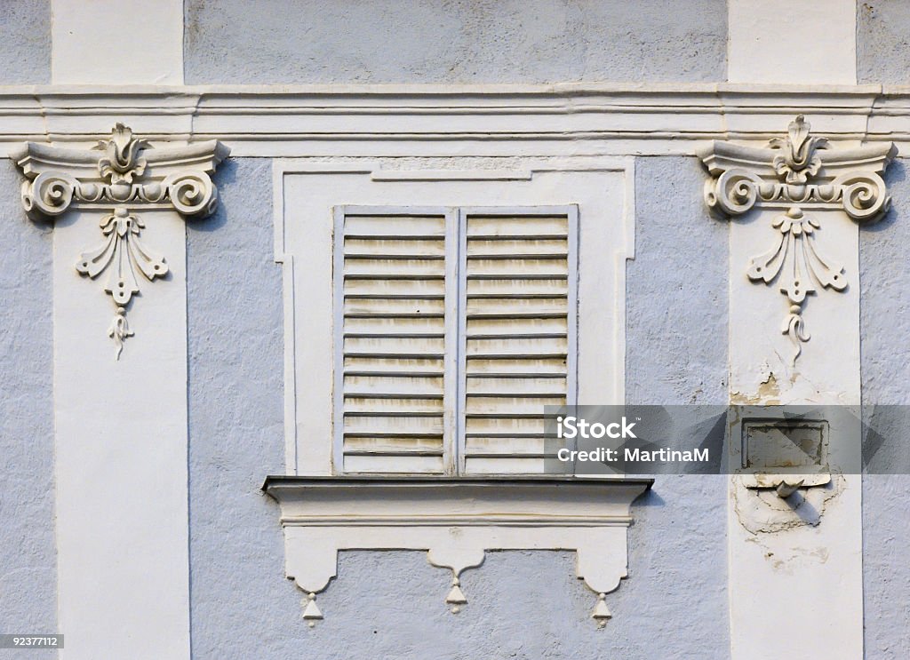 Janela com venezianas fechadas em uma antiga fachada - Foto de stock de Abstrato royalty-free