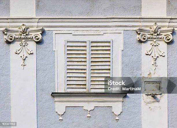 Foto de Janela Com Venezianas Fechadas Em Uma Antiga Fachada e mais fotos de stock de Abstrato