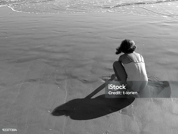 Infanzia - Fotografie stock e altre immagini di Aspettare - Aspettare, Bambine femmine, Nuoto