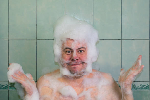 mec lave sa tête en mousse - men naked water male photos et images de collection