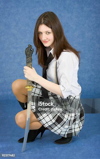 Foto de Menina Com Espadas Armadas Japonesas e mais fotos de stock de Agachando-se - Agachando-se, Mulheres, Saia