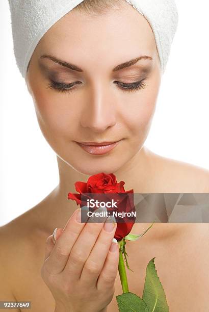 Foto de Bela Jovem Mulher Com Rosa Vermelha e mais fotos de stock de Adulto - Adulto, Aromaterapia, Beleza