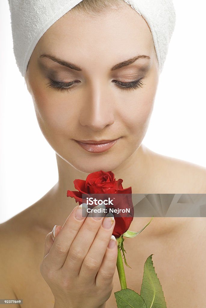 Красивая молодая женщина с красной розой - Стоковые фото Ароматерапия роялти-фри