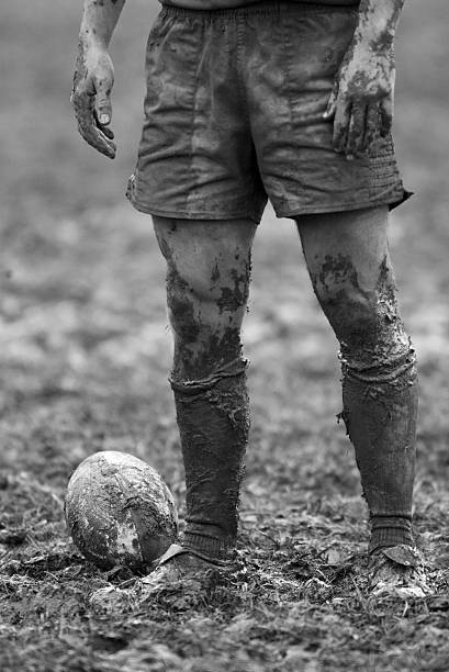 tigela de barro de rugby - calçado com pitões - fotografias e filmes do acervo