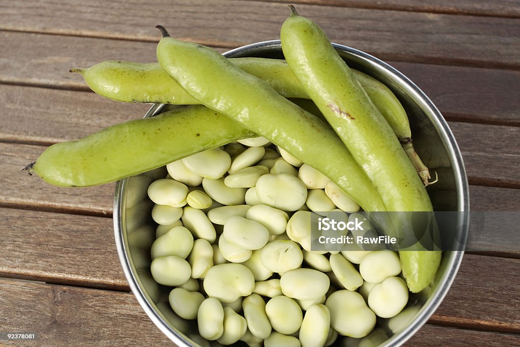 Tazón de broad frijoles y estaciones de la recepción - Foto de stock de Agricultura libre de derechos