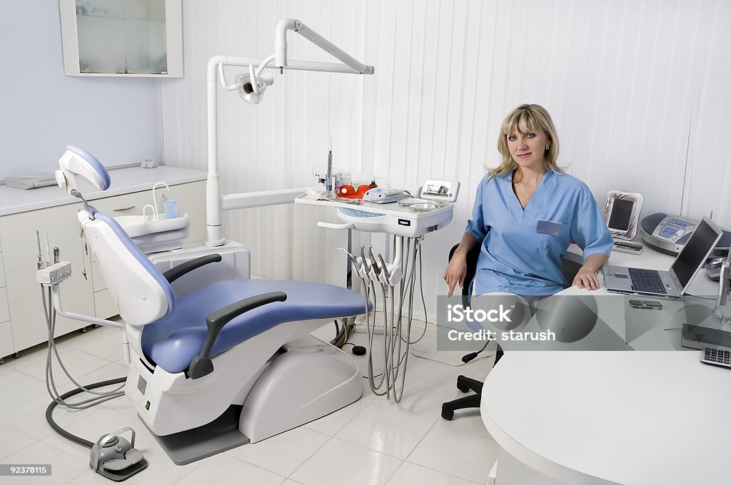 歯科医で自分のオフィス - 1人のロイヤリティフリーストックフォト