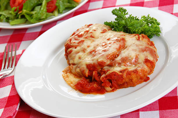 berenjena con berenjenas a la parmesana y ensalada pequeña - aubergines parmesan fotografías e imágenes de stock