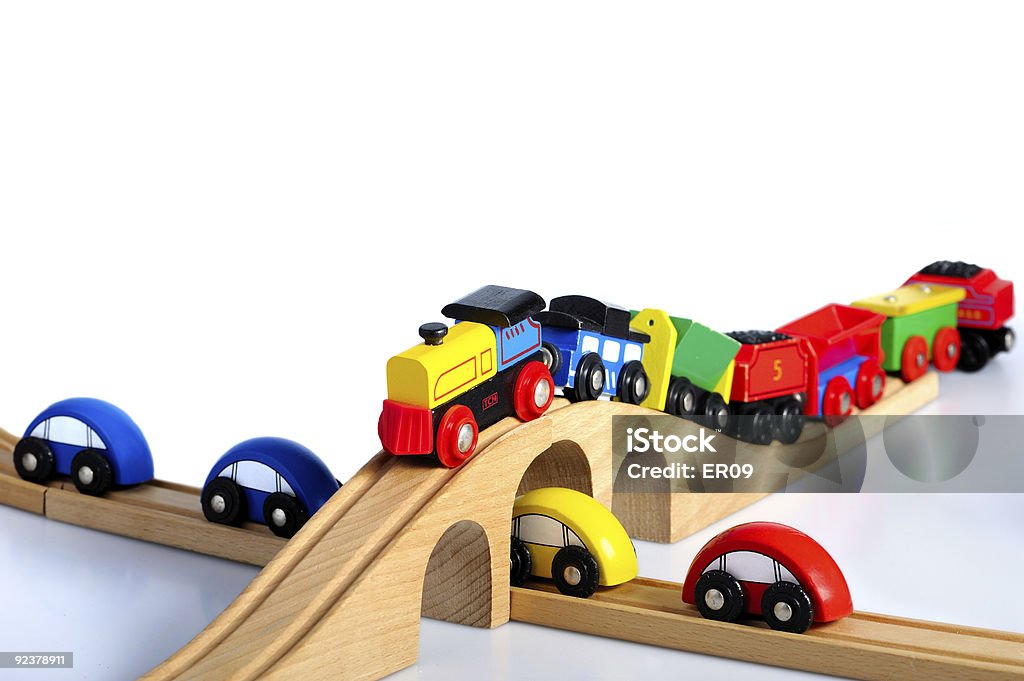 Holz-Zug-Spielzeug mit Waggons auf Eisenbahnbrücke - Lizenzfrei Auto Stock-Foto