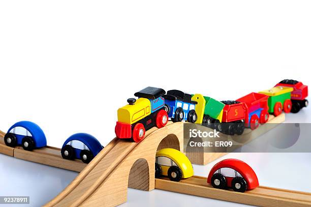 Trem De Brinquedo De Madeira Com Os Vagões Na Ponte Ferroviária - Fotografias de stock e mais imagens de Brinquedo