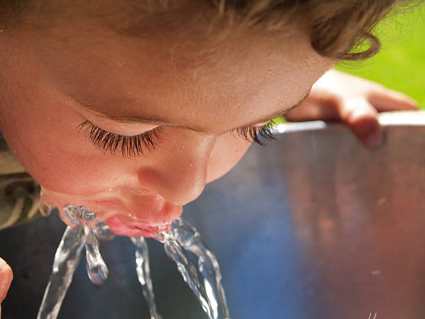młody chłopiec w fontanna z wodą pitną - quench thirst zdjęcia i obrazy z banku zdjęć