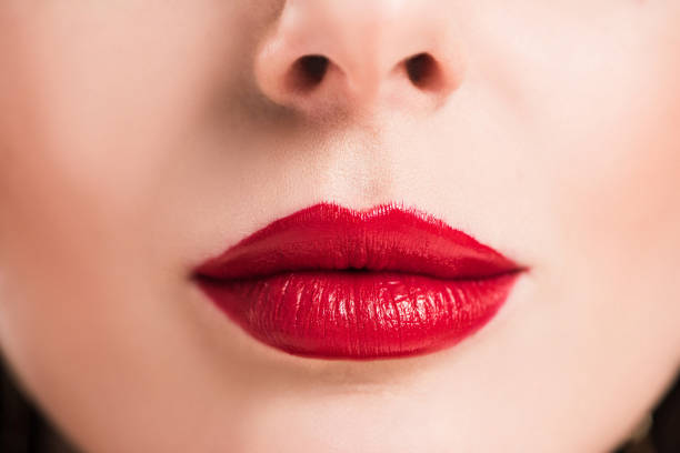 immagine ritagliata di donna con labbra rosse e pelle pulita - naso rosso foto e immagini stock