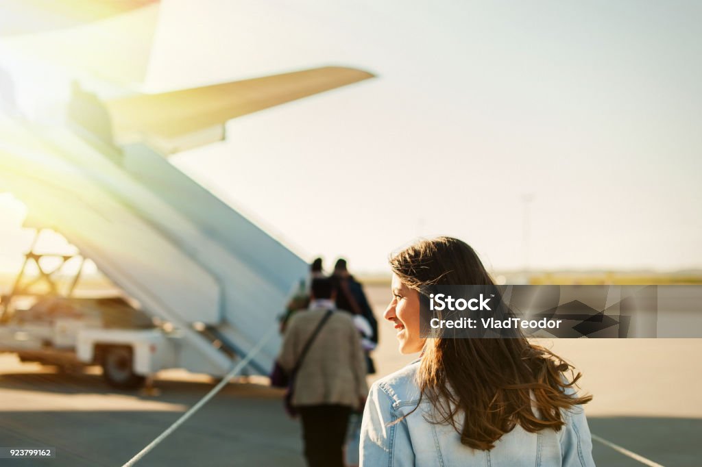 Bella donna che arriva in aereo - Foto stock royalty-free di Aeroplano