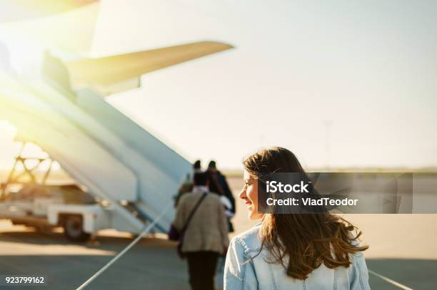 Bella Donna Che Arriva In Aereo - Fotografie stock e altre immagini di Aeroplano - Aeroplano, Aeroporto, Viaggio