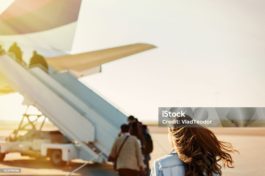 A plano de una mujer bonita - Foto de stock de Avión libre de derechos