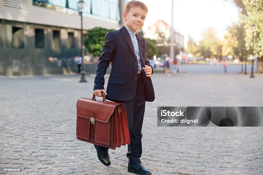 Homme d’affaires futur en costume formel avec mallette - Photo de Enfant libre de droits