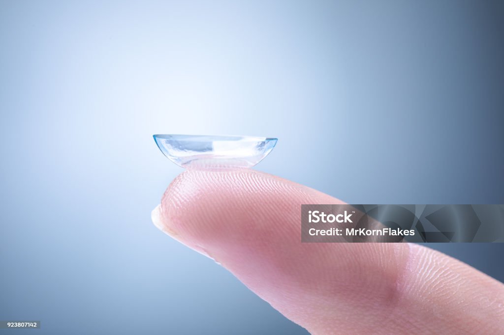 Kontaktlinse auf Finger - Lizenzfrei Kontaktlinse Stock-Foto