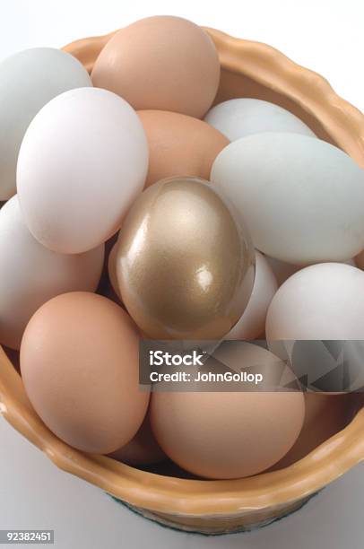 Golden Huevo De Foto de stock y más banco de imágenes de Ahorros - Ahorros, Alimento, Ave de corral