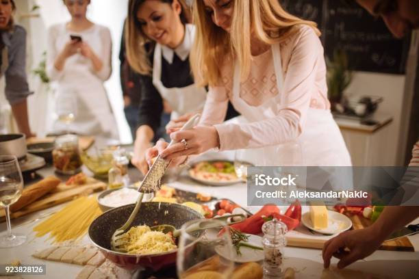 Poner Un Poco De Queso En Una Pasta Foto de stock y más banco de imágenes de Cocinar - Cocinar, Aprender, Comida italiana