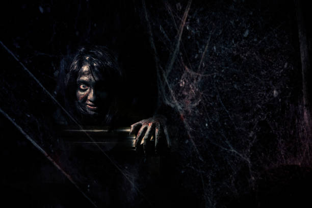 зло за паутиной в темноте - monster horror spooky human face стоковые фото и изображения