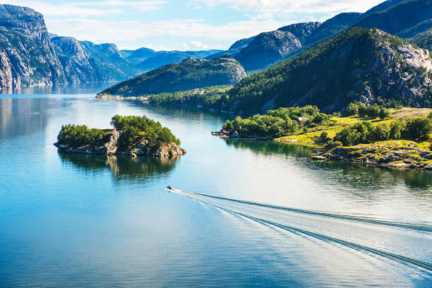 norwegischer fjord und bergen lysefjord, norwegen. - lysefjord stock-fotos und bilder