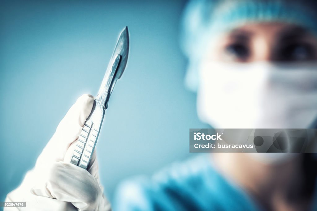 Médecin chirurgien avec un scalpel - Photo de Scalpel libre de droits