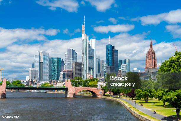 Skyline Von Frankfurt Stockfoto und mehr Bilder von Frankfurt am Main - Frankfurt am Main, Flussufer, Stadtsilhouette
