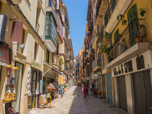 пальма-де-майорка, испания. вид на улицы старого центра города - quater стоковые фото и изображения