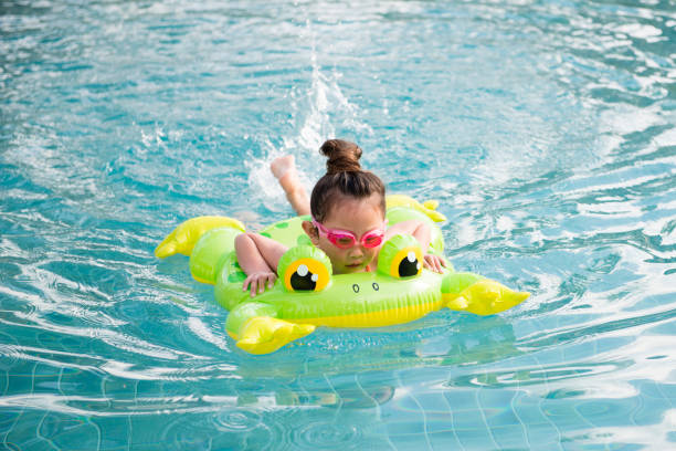 istock Little girl playing in the pool 923859394