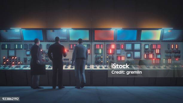 Retro Underjordiska Kontrollrummet Med Män Framför Konsolen-foton och fler bilder på Kärnkraftverk